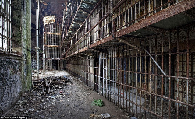 Ржавеющие камеры тюрьмы в Ньюарке, штат Нью-Джерси