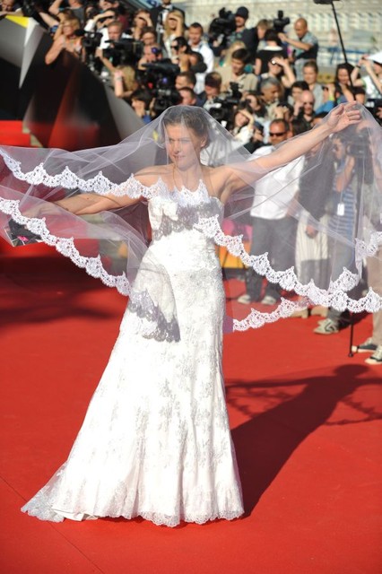 В свадебном наряде Голубкина выглядела странно, ведь на церемонию открытия она пришла одна. Фото ИТАР-ТАСС