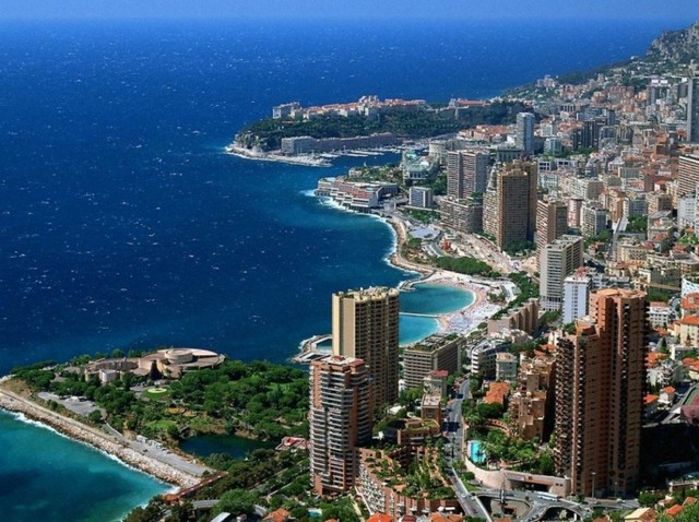 2. Монако <br />
Вторая самая маленькая страна это Монако. За последние 20 лет благодаря осушению моря площадь страны увеличилась и сейчас она занимает площадь 2.02 кв. километра. Монако второе самое маленькое монархическое государство. Страна является одной из самых густонаселенных стран мира и насчитывает 30 тысяч жителей. Основной доход жителям приносит туризм.