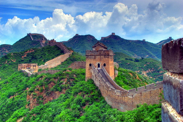 Великая китайская стена – символ Китая, это поистине удивительное сооружение нашей цивилизации. Хотя этому строению уже не одна тысяча лет, оно до сих пор преподносит исследователям сюрпризы, и многие вопросы пока остаются без ответов. Общая длина Великой китайской стены составляет 8 851 километр. В 2004 было зафиксировано одно из самых больших туристических посещений этого памятника – более чем 41,8 миллиона иностранных посетителей.<br />
Фото: trasyy.livejournal.com