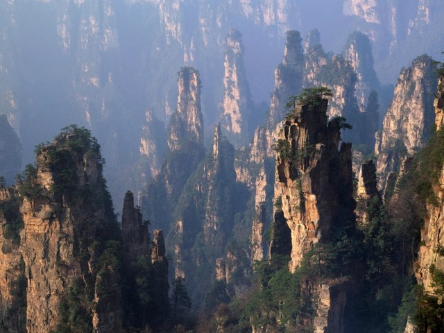 Горы Хуаншань<br />
Желтые горы, или Хуаншань располагаются в провинции Аньхой в 300 км от Шанхая. Образовались они примерно 100 миллионов лет назад, позднее ледники углубили основной ландшафт, в результате чего скалы возвысились на немалую высоту. 77 вершин превышают высоту 1 км, а самые высокие — Пик Лотоса и Пик Света 