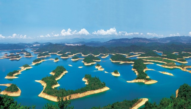 Озеро тысячи Островов – Озеро Цяньдяоху находится в 150 километрах от города Ханчжоу. На озере находятся более 400 маленьких и больших живописных островов.  Цяньдаоху является искусственным озером, появилось оно в конце 50-ых годов прошлого века в результате перекрытия реки для строительства гидроэлектростанции. Общая площадь озерного района составляет 573 квадратных километра, который является самым большим пресноводным озером в восточной части Китая.<br />
Фото: trasyy.livejournal.com