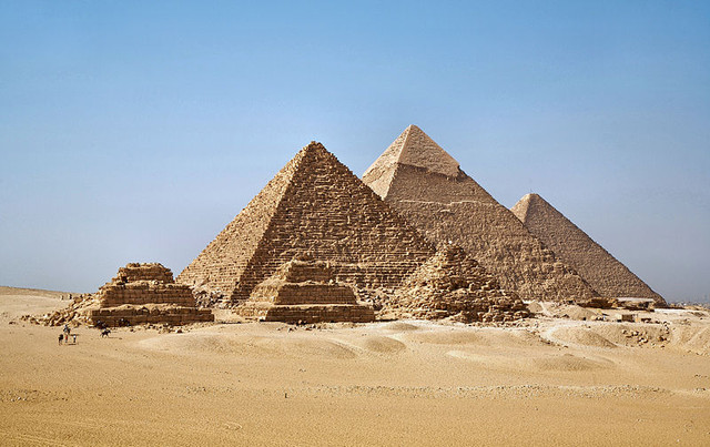 Плато Гиза<br />
Пирамиды, расположенные сразу за городской чертой Каира, на плато Гиза, являются самым известным архитектурным памятником древнеегипетской эпохи. Гигантская пирамида Хеопса – единственное из семи чудес света, сохранившееся до наших дней. Пирамиды Хефрена и Микерина – чуть поменьше. Немного восточнее находятся три группы невысоких (до 20 м) развалин: это пирамиды цариц, а также гробницы жен и сестер фараона Хеопса.<br />
Рядом на плато Гиза стоит Большой сфинкс и Музей солнечной ладьи. На плато Гиза устраивается  cветомузыкальное шоу, а туристы, которые впервые приехали в Египет, могут покататься на верблюдах.<br />
Фото: Nyks / Wikipedia