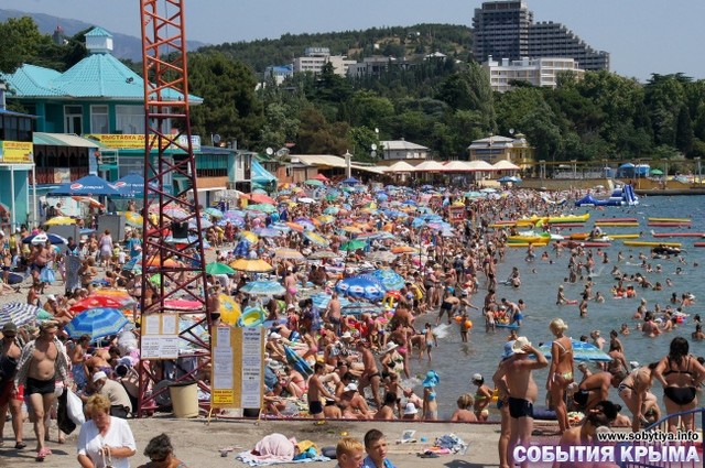 На бесплатных алуштинских пляжах – не протолкнуться. Фото: sobytiya.info