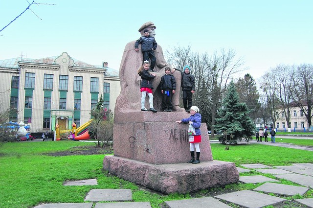 Кагарлык. Памятник Ленину. Днем здесь — фотосессии, по вечерам — тусовки