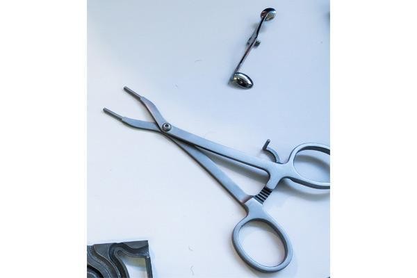 3. Хирургические инструменты<br />
3D-печать имеет множество медицинских применений. Производители медпродукции используют технологию для создания индивидуальных протезов, а также хирургических инструментов.