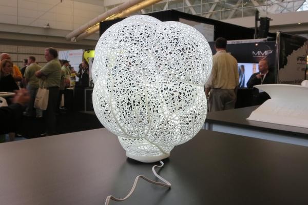 4. Товары для дома<br />
Эта  лампа сделана с помощью 3D-печати. В отличие от традиционных методов производства, эта технология позволяет создавать предметы интерьера по собственным эскизам.