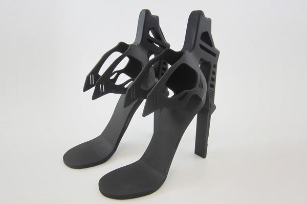 6. Обувь<br />
3D-обувь может стать незаменимой вещью тем, у кого проблемы с подбором правильной обуви.
