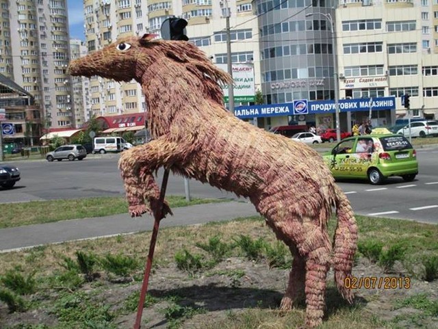 Скульптуру коня установили на Днепровской набережной