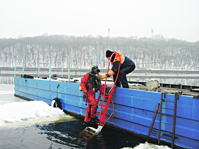 Тренировка. Даже зимой водолазы готовы к погружению под лед. Фото из архива С. Бородавко