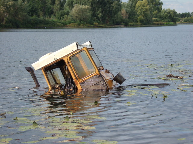 Этот ушедший под воду трактор пришлось вытаскивать армейским тягачом. Фото из архива С.Бородавко