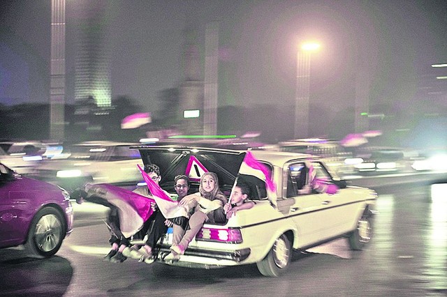 Каир. Противники Мурси праздновали возвращение военных целую ночь. Фото: АFP<br />
