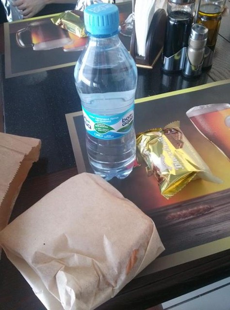 Пассажирам выдали пайки: бутылка воды, бисквит и бутерброд с колбасой и сыром. Фото из Facebook