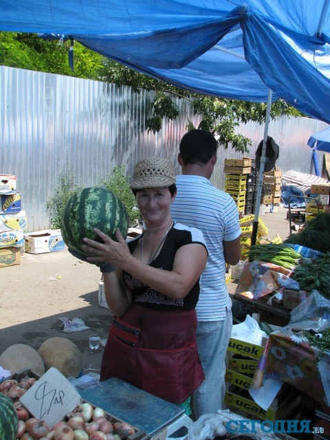 <br />
Овидиопольские. На базарах продают ранние арбузы из южных районов области. Созрели из-за жары. Фото: А. Жуков