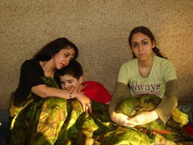 Захра Камалфар с двумя детьми прожила десять месяцев в терминале московского аэропорта Шереметьево – с мая 2006 года по 14 марта 2007 года. Она и её муж были арестованы в июле 2004 года за участие в протестах за права человека в Тегеране. В апреле 2005 Захру власти отпустили на два дня к детям, в это же время ее муж был казнен. Опасаясь такой же участи после возвращение в тюрьму, она решила бежать с детьми в Канаду, где уже 8 лет проживал ее брат. Дочери Ане на тот момент было 17, сыну Давуду 10. Из Турции через Шереметьево семья по поддельным документам вылетела в Германию, откуда Захра планировала просить политического убежища в Канаде. Однако немецкие власти обнаружили подделку и вернули семью в аэропорт вылета, Шереметьево. В Москве, в центре депортации, в гостинице рядом с Шереметьево, семья Камалфар прожила около года. После закрытия центра в мае 2006 российские власти перевезли семью в транзитную зону аэропорта Шереметьево где, на бетонном полу, они прожили еще десять месяцев. В ноябре 2006 года российские власти планировали депортировать её обратно в Иран, но Захра порезала вены, а Ана проглотила таблетки, и депортацию удалось остановить. В результате Управление Верховного комиссара ООН по делам беженцев наконец-то предоставило им статус беженцев и 14 марта 2007 года семья улетела в Канаду.