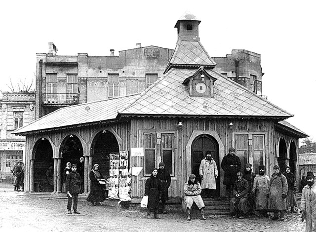 1925. Трамвайная станция с магазинчиками на Евбазе. Фото photohistory.kiev.ua