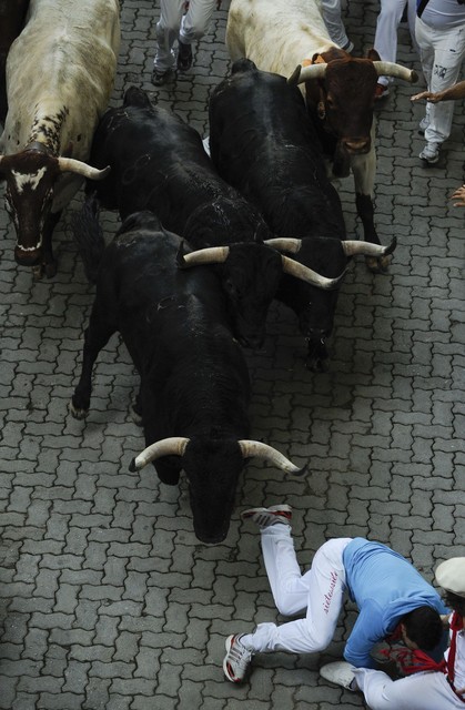 Четыре человека получили ранения во время забега быков в Испании, фото AFP