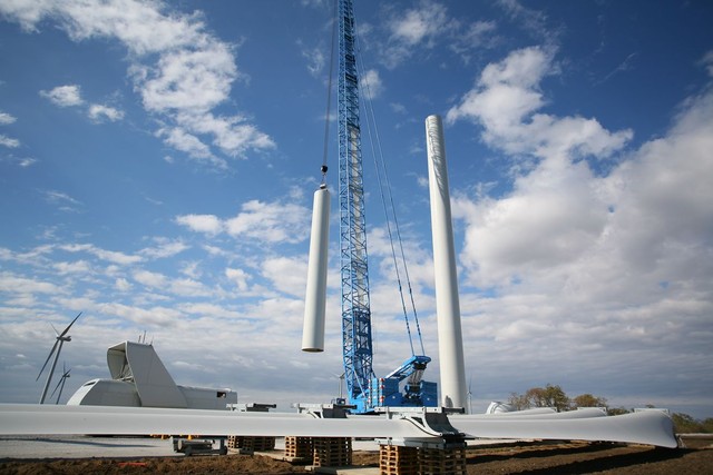 Для монтажа турбин Ботиевской ВЭС используется кран грузоподъёмностью 750 тонн. Вес всей ветроустановки равен 400 тоннам