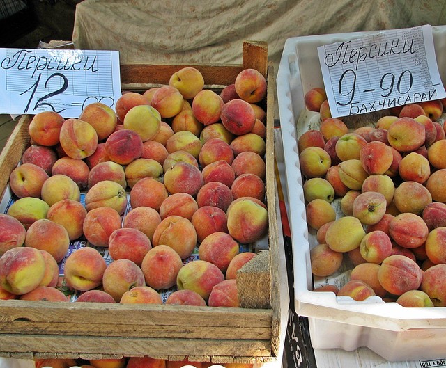 Обвал цен. Крымские персики от перекупщиков — не дороже 12 грн. Фото: С.Сыч 