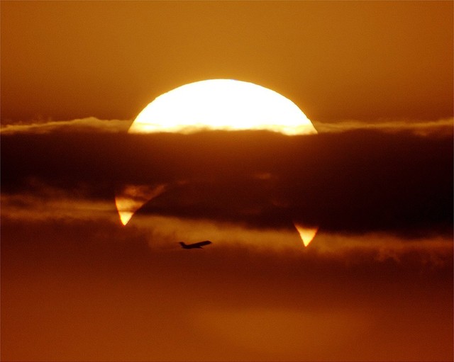 Полет мимо затмения. Фотограф Phillip Calais