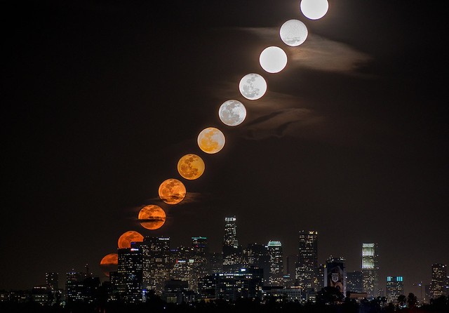 Луна над Лос-Анджелесом. Фотограф Dan Marker-Moore