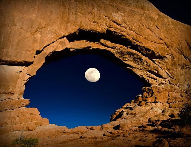 Лунный глаз. Фотограф Lynn Sessions