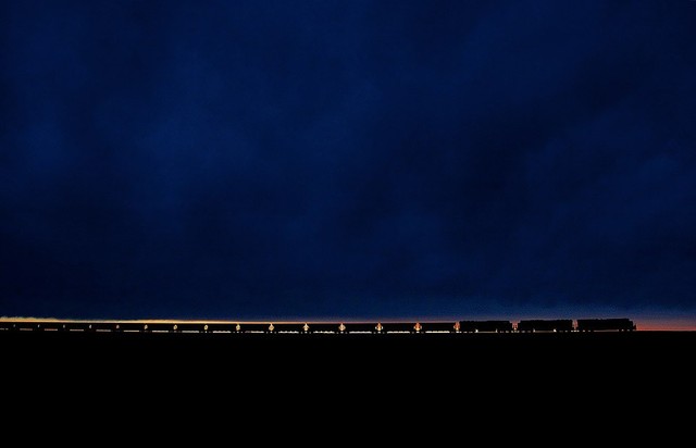 Поезд в закате. Фотограф Tom Danneman