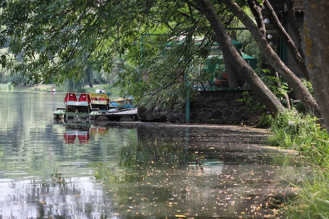 Лодки и катамараны в Голосеевском парке. Фото: А.Темченко