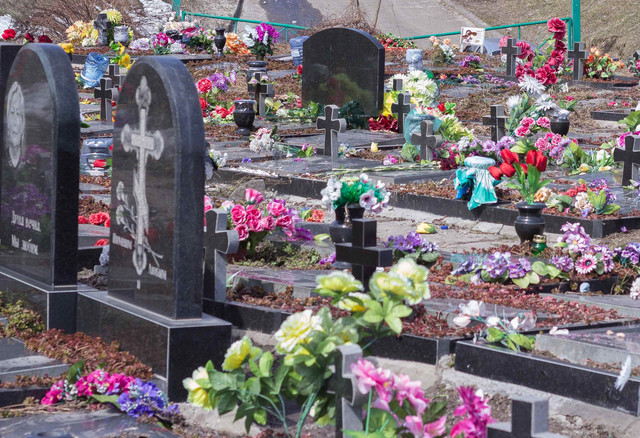 В целях экономии, цветы для девушки можно найти прямо на кладбище. Фото: А.Темченко