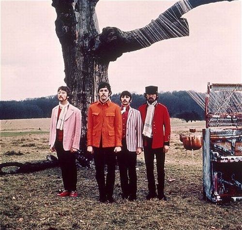 Beatles: Strawberry Fields Forever<br />
Битлы красили, а потом разбивали пианино в английском парке