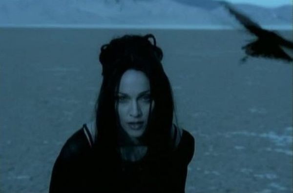 Madonna: Frozen <br />
Певице пришлось замерзать босиком в пустыне