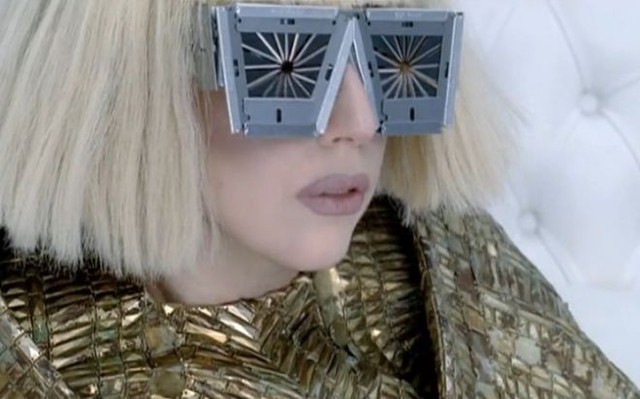 Lady Gaga: Bad Romance<br />
В клипе певица красуется в бюстгальтере, испускающем снопы искр