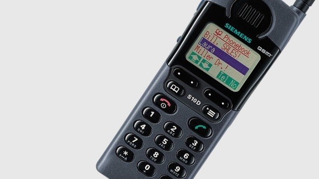 Siemens S10<br />
Первый мобильник с цветным экраном. Выпущенный еще в 1997 году этот телефон обрел популярность за счет дисплея, способного отображать информацию четырьмя цветами. До него все телефоны имели монохромные (одноцветные) экраны. Такой телефон в сети продают за 300 гривен.<br />
Фото: t3.com 