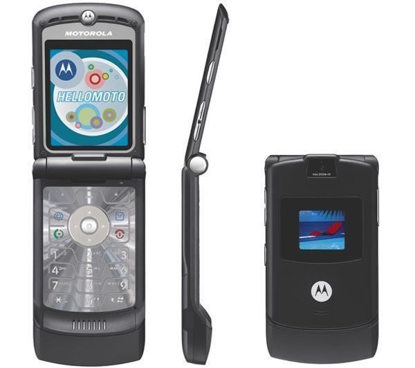 Motorola RAZR V3<br />
Тонкий и стильный мобильник, который в 2004 году положил начало новому направлению 