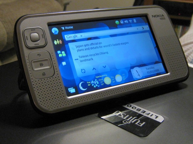Nokia N800 <br />
Один из первых интернет планшетов. Это устройство появилось еще задолго до первого iPad, но не сыскало высокую популярность, став гаджетом для гиков. За рабочую модель в хорошем состоянии просят 500 гривен.<br />
Фото: zuoda.net
