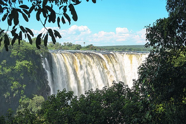 Виктория. Этот водопад на р. Замбези — единственный на планете, имеющий более 100 метров в высоту и более километра в ширину. Фото: А. Аникин