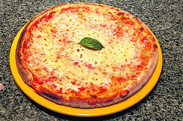 МАРГАРИТА<br /><br />
Ингредиенты <br />
Лепешка для пиццы 	1 шт.<br />
Томатный соус 	80 г<br />
Сыр моцарелла 	130 г<br />
Базилик 	по вкусу<br /><br />
Приготовление<br />
Для настоящей итальянской пиццы берут итальянские помидоры сорта бычье сердце — они гораздо слаще, чем украинские. Но в наших реалиях вполне можно заменить их на помидоры сорта сливка. Для соуса помидоры бланшируем (ошпариваем и снимаем кожицу), взбиваем в блендере, добавляем соль и перец по вкусу. Далее ставим на огонь и даем покипеть на маленьком огне около часа. Готовый соус можно хранить в консервированном виде или просто в банках в холодильнике. Для приготовления 