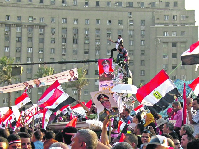 Тахрир. Рядом с Египетским музеем пишется новая история страны. Фото: А. Манчук
