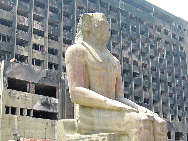 Каир. Сожженное восставшими здание возле музея на площади Тахрир. Фото: А. Манчук