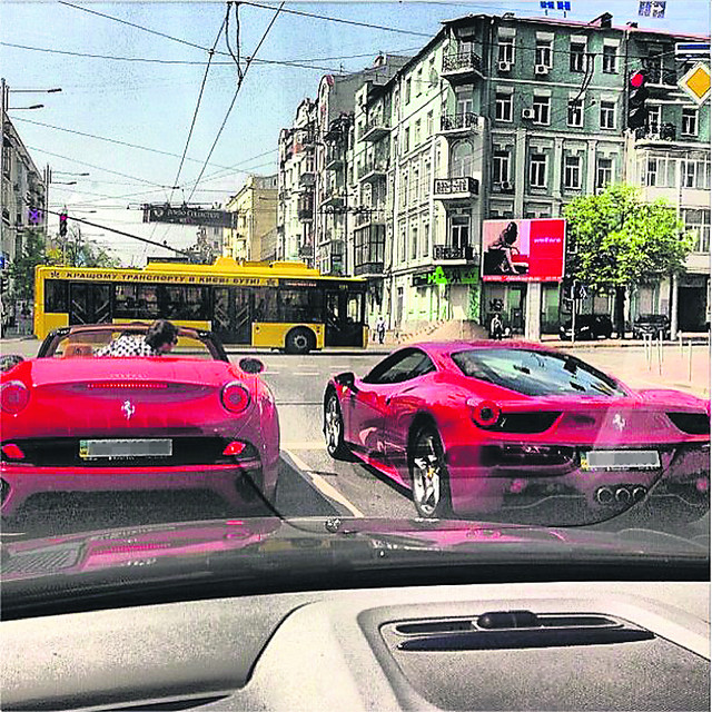 АВТО МИЛЕВСКОГО ЗА $200 ТЫСЯЧ. Фотографию двух Ferrari, на фоне которых проезжает троллейбус с надписью 