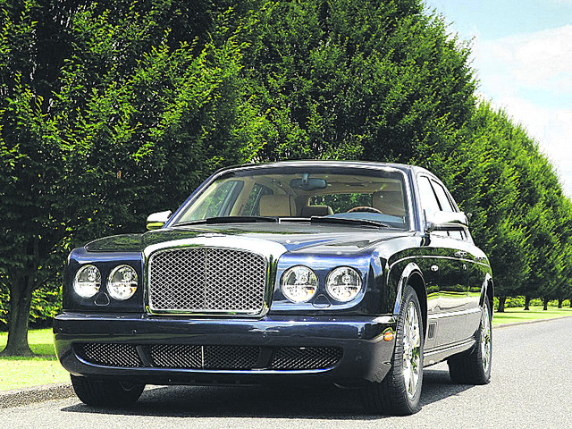 25-Й BENTLEY ЧЕРВОНЕНКО. А у экс-замглавы КГГА Евгения Червоненко в коллекции есть уникальный Bentley Arnage, которых в мире всего 25 штук. Его цена — около $500 тысяч. Считается одной из самых дорогих моделей.