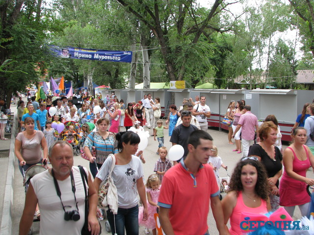 Жители и гости Феодосии отмечают День города. Фото: Арсен Керменчикли