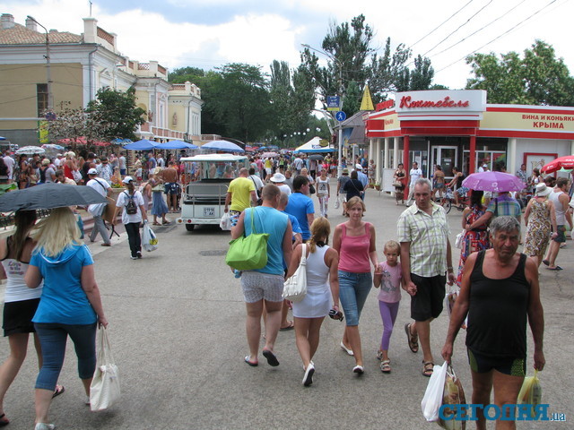 Жители и гости Феодосии отмечают День города. Фото: Арсен Керменчикли