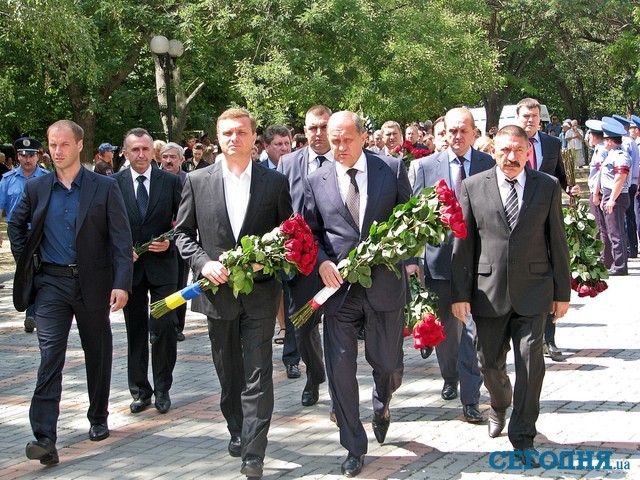 VIP-персоны. Сергей Левочкин привез венок от президента Украины. Фото: А. Керменчикли