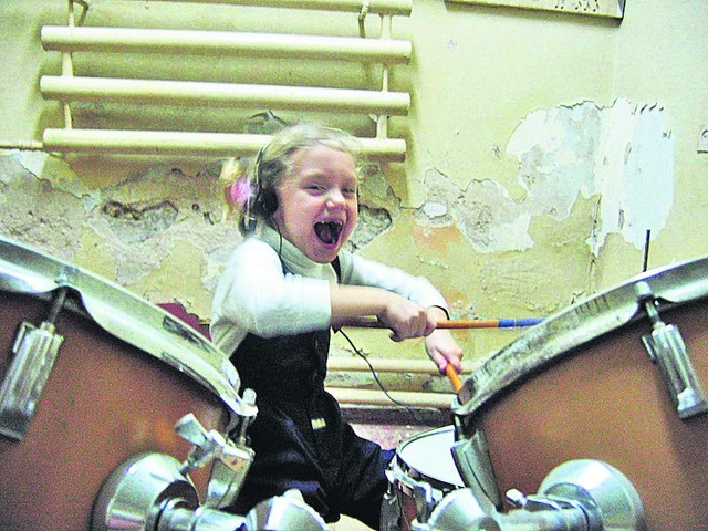 В 5 лет. Чтобы развить чувство ритма, ее посадили за ударные. Фото: П. Тарасенко