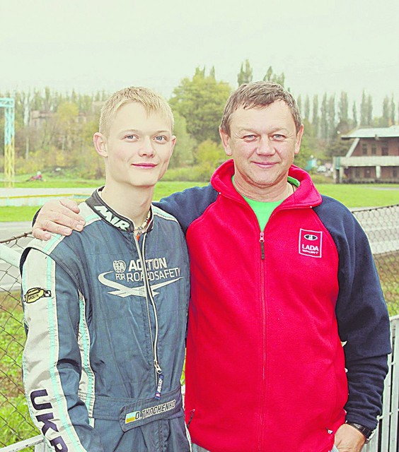 Саша с наставником. Отец с полутора лет обучал сына картингу. Фото из личного архива А. Ткаченко