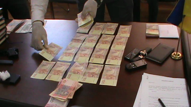 Деньги были обнаружены в конвертах, которые лежали в рабочем столе Елисоветского. Фото: пресс-служба ОСО ГУМВД Украины в Донецкой области