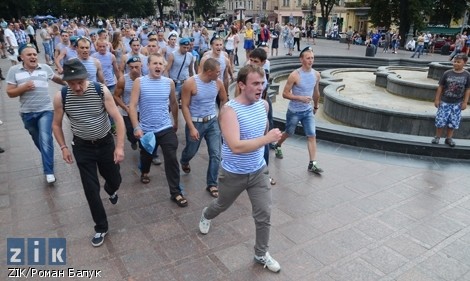 Львовские ВДВ-шники подняли шум, потому что не смогли искупаться в фонтанах, фото ZIK