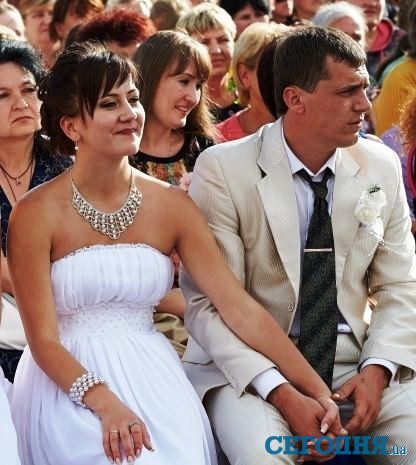 Женитьба на поле, поцелуи на сцене<br /><br />
Супруги Шерстюк — одна из восьми пар, которые зарегистрировали свой брак прямо на фестивальном поле. 