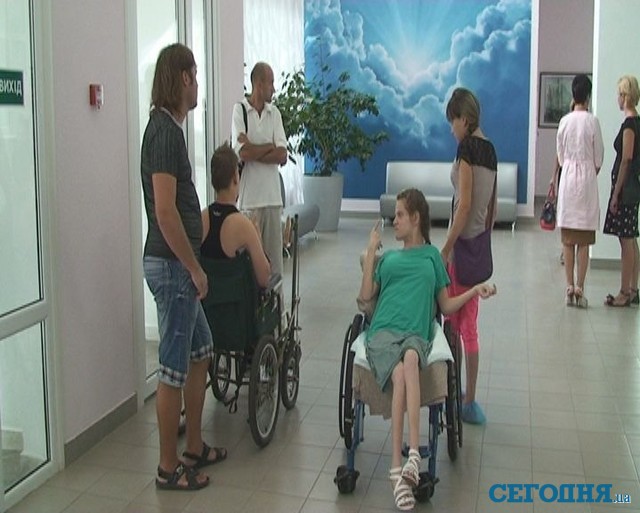 Выписка. Теперь семье инвалидов остается только навещать дочь в поликлинике. Фото: А. Дружко